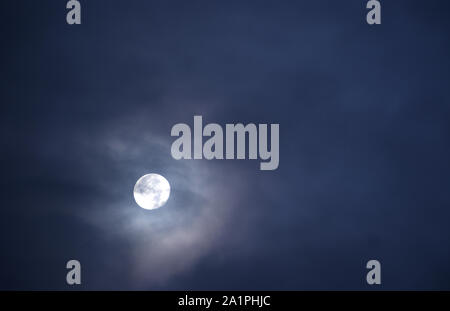 Ziemlich voll Mond in den Wolken der dunkelblaue Himmel Stockfoto