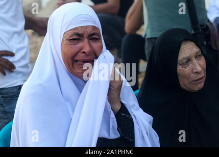 Rafah, Gaza. 28 Sep, 2019. Eine palästinensische Verwandter von Saher Othman, ein 20-Jähriger, trauert um Während seiner Beerdigung in Rafah im südlichen Gazastreifen, Streifen, Samstag, am 28. September 2019. Die israelischen Truppen geschossen und getötet der Teenager während Steine werfen auf israelische Truppen am Tag zuvor in der Nähe der Grenze Zaun, Palästinensische Quellen. Foto von Ismael Mohamad/UPI. Quelle: UPI/Alamy leben Nachrichten Stockfoto