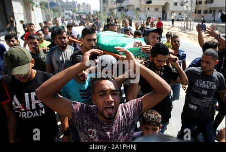 Rafah, Gaza. 28 Sep, 2019. Trauernde tragen den Körper von Saher Othman, 20, während seiner Beerdigung in Rafah im südlichen Gazastreifen, Samstag, am 28. September 2019. Die israelischen Truppen geschossen und getötet der Teenager während Steine werfen auf israelische Truppen am Tag zuvor in der Nähe der Grenze Zaun, Palästinensische Quellen. Foto von Ismael Mohamad/UPI. Quelle: UPI/Alamy leben Nachrichten Stockfoto