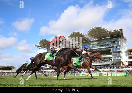 Royal Dornoch (rechts) von Wayne Lordan geritten, gewinnt das juddmonte Royal Lodge Stangen vor Kameko geritten von Oisin Murphy im Zweiten bei Tag drei Der cambridgeshire Treffen in Newmarket Racecourse. Stockfoto