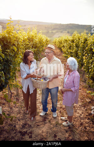Herbst Weinberge. Wein und Trauben. Familie Tradition. Ältere Winzer mit lächelnden Tochter im Weinberg Stockfoto