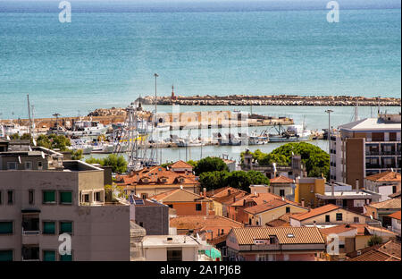 Port, Wellenbrecher und Fischerboote im Hafen von Giulianova, Abruzzen, Italien Stockfoto