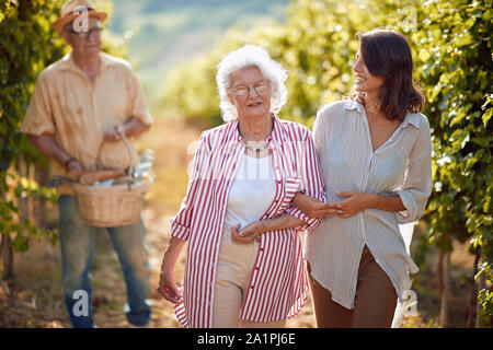 Lächelnde Mutter und Tochter auf Herbst Weinberg. Familie Tradition. Ernte Trauben. Stockfoto