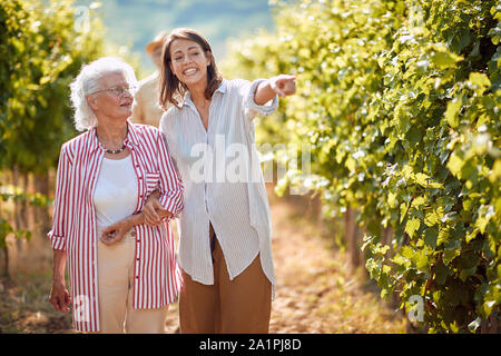 Traube Weinberg Felder. Weinlese. Lächelnde Mutter und Tochter auf Herbst Weinberg Stockfoto