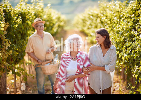 Traube Weinberg Felder. Weinlese. Glückliche Mutter und Tochter auf Herbst Weinberg Stockfoto