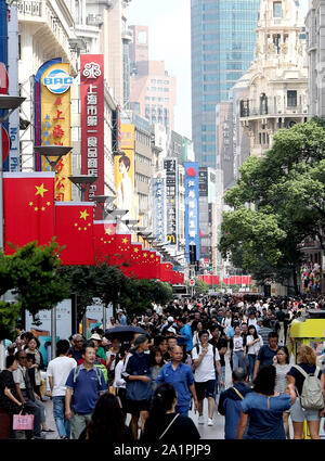 Shanghai. 28 Sep, 2019. Foto auf Sept. 28, 2019 zeigt Nationale Fahnen entlang einer Straße in Shanghai aufgehängt, East China. Dekorationen sind in der Stadt des 70. Jahrestages der Gründung der Volksrepublik China zu feiern. Credit: Liu Ying/Xinhua/Alamy leben Nachrichten Stockfoto