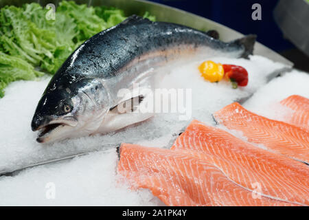 Frischer Lachs auf Eis in einem Supermarkt Stockfoto