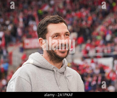 Mainz, Deutschland. 28 Sep, 2019. Fussball: Bundesliga, FSV Mainz 05 - VfL Wolfsburg, 6. Spieltag im Opel Arena. Trainer Sandro Schwarz von Mainz vor dem Spiel. Foto: Frank Rumpenhorst/dpa - WICHTIGER HINWEIS: In Übereinstimmung mit den Anforderungen der DFL Deutsche Fußball Liga oder der DFB Deutscher Fußball-Bund ist es untersagt, zu verwenden oder verwendet Fotos im Stadion und/oder das Spiel in Form von Bildern und/oder Videos - wie Foto Sequenzen getroffen haben./dpa/Alamy leben Nachrichten Stockfoto