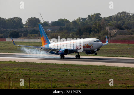 Jet2 Urlaub Boeing 737-8 K5 (Reg: G-JZHA) reversieren Schub nach touch down. Stockfoto