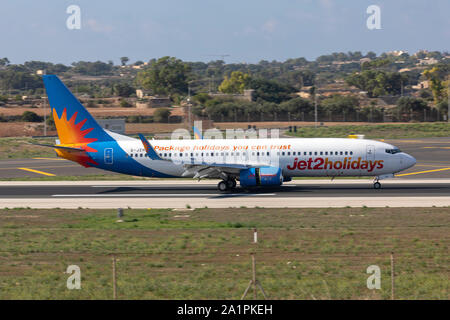 Jet2 Urlaub Boeing 737-8 K5 (Reg: G-JZHA) reversieren Schub nach touch down. Stockfoto