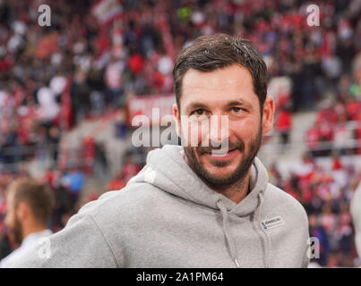 Mainz, Deutschland. 28 Sep, 2019. Fussball: Bundesliga, FSV Mainz 05 - VfL Wolfsburg, 6. Spieltag im Opel Arena. Trainer Sandro Schwarz von Mainz vor dem Spiel. Foto: Frank Rumpenhorst/dpa - WICHTIGER HINWEIS: In Übereinstimmung mit den Anforderungen der DFL Deutsche Fußball Liga oder der DFB Deutscher Fußball-Bund ist es untersagt, zu verwenden oder verwendet Fotos im Stadion und/oder das Spiel in Form von Bildern und/oder Videos - wie Foto Sequenzen getroffen haben./dpa/Alamy leben Nachrichten Stockfoto