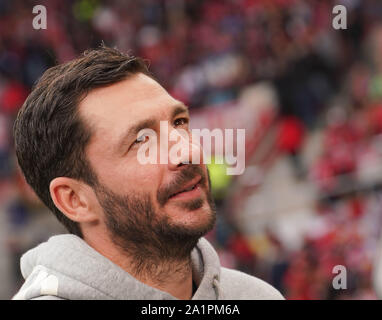 Mainz, Deutschland. 28 Sep, 2019. Fussball: Bundesliga, FSV Mainz 05 - VfL Wolfsburg, 6. Spieltag im Opel Arena. Trainer Sandro Schwarz von Mainz vor dem Spiel. Foto: Frank Rumpenhorst/dpa - WICHTIGER HINWEIS: In Übereinstimmung mit den Anforderungen der DFL Deutsche Fußball Liga oder der DFB Deutscher Fußball-Bund ist es untersagt, zu verwenden oder verwendet Fotos im Stadion und/oder das Spiel in Form von Bildern und/oder Videos - wie Foto Sequenzen getroffen haben./dpa/Alamy leben Nachrichten Stockfoto