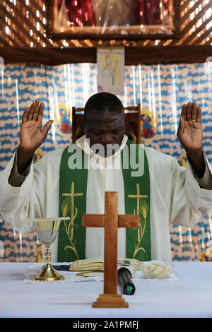 Messe du Dimanche matin. Paroisse catholique de Koeroma. Togo. Stockfoto