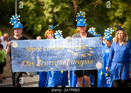 Deutschland, Niederstetten, Baden Württemberg. September 2019. Traditionelle herbstliche Ernte Fest. Gruppe von Menschen, die Plakat. Text in Deutsch Steide Stockfoto