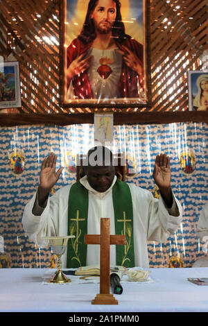 Messe du Dimanche matin. Paroisse catholique de Koeroma. Togo. Stockfoto