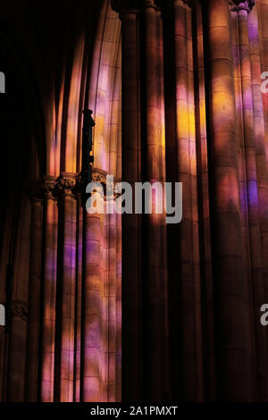 Reflexionen von Kirchenfenster in St. Vitus Kathedrale strahlend schönen Regenbogen Licht auf den Stein. Stockfoto