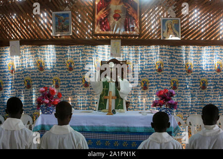 Eucharistie. Messe du Dimanche matin. Paroisse catholique de Koeroma. Togo. Stockfoto