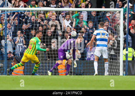 London, Großbritannien. 28 Sep, 2019. Matheus Pereira Kerben von der Freistoß für West Bromwich Albion, zu ihrer Leitung verlängern es 2 - 0 gegen die Queens Park Rangers, während der Himmel Wette Championship Match zwischen den Queens Park Rangers, West Bromwich Albion an Kiyan Prinz Stiftung Stadion, London am Samstag, den 28. September 2019. (Credit: John cripps | MI Nachrichten) nur die redaktionelle Nutzung, eine Lizenz für die gewerbliche Nutzung erforderlich. Credit: MI Nachrichten & Sport/Alamy leben Nachrichten Stockfoto