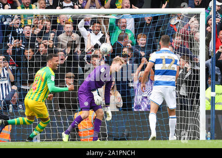 London, Großbritannien. 28 Sep, 2019. Matheus Pereira Kerben von der Freistoß für West Bromwich Albion, zu ihrer Leitung verlängern es 2 - 0 gegen die Queens Park Rangers, während der Himmel Wette Championship Match zwischen den Queens Park Rangers, West Bromwich Albion an Kiyan Prinz Stiftung Stadion, London am Samstag, den 28. September 2019. (Credit: John cripps | MI Nachrichten) nur die redaktionelle Nutzung, eine Lizenz für die gewerbliche Nutzung erforderlich. Credit: MI Nachrichten & Sport/Alamy leben Nachrichten Stockfoto