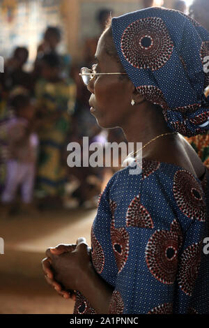 Femme priant. Messe du Dimanche matin. Paroisse catholique de Koeroma. Togo. Stockfoto