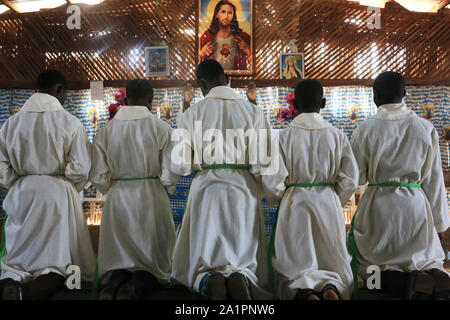 Diener de Messe. Messe du Dimanche matin. Paroisse catholique de Koeroma. Togo. Stockfoto