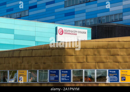 Der Flickenteppich der Farben und kantig-modernen Design von Bournville Hochschule - Süd- & City College in Longbridge, Birmingham. Stockfoto