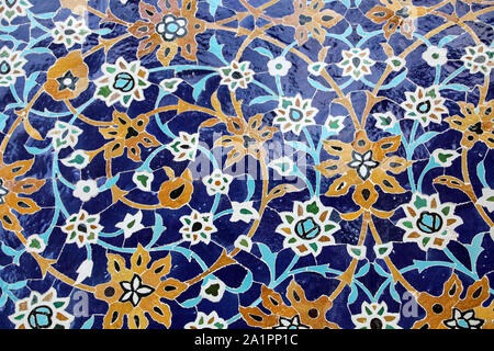 Buntes Mosaik und Fliesen in der traditionellen persischen Stil an der Wand Grab von Scheich Safi al-Din, Ardabil, Norden des Iran. UNESCO-herita Stockfoto