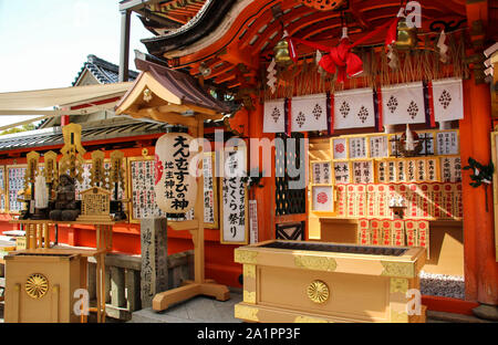 KYOTO, JAPAN - April 03, 2019: Jinja-Jishu Schrein an der berühmten buddhistischen Kiyomizu-dera Tempel in Kyoto, Japan Stockfoto