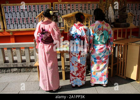 KYOTO, JAPAN - April 03, 2019: Japanische Mädchen im Kimono Kleid vor Jinja-Jishu Schrein an der berühmten buddhistischen Kiyomizu-dera Tempel in Kyoto, Japa Stockfoto