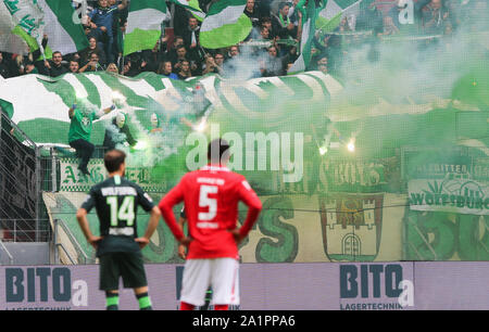 Mainz, Deutschland. 28 Sep, 2019. Fussball: Bundesliga, FSV Mainz 05 - VfL Wolfsburg, 6. Spieltag im Opel Arena. Wolfsburg fans Bengalos zünden und damit eine späte Kick-sicher aus. Foto: Frank Rumpenhorst/dpa - WICHTIGER HINWEIS: In Übereinstimmung mit den Anforderungen der DFL Deutsche Fußball Liga oder der DFB Deutscher Fußball-Bund ist es untersagt, zu verwenden oder verwendet Fotos im Stadion und/oder das Spiel in Form von Bildern und/oder Videos - wie Foto Sequenzen getroffen haben./dpa/Alamy leben Nachrichten Stockfoto