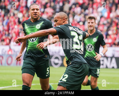 Mainz, Deutschland. 28 Sep, 2019. Fussball: Bundesliga, FSV Mainz 05 - VfL Wolfsburg, 6. Spieltag im Opel Arena. Marcel Tisserand (M) aus Wolfsburg cheers sein Ziel auf 0:1. Foto: Frank Rumpenhorst/dpa - WICHTIGER HINWEIS: In Übereinstimmung mit den Anforderungen der DFL Deutsche Fußball Liga oder der DFB Deutscher Fußball-Bund ist es untersagt, zu verwenden oder verwendet Fotos im Stadion und/oder das Spiel in Form von Bildern und/oder Videos - wie Foto Sequenzen getroffen haben./dpa/Alamy leben Nachrichten Stockfoto