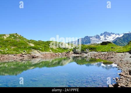 Wunderschöne Lac de Cheserys Cheserys, See in der Nähe von Chamonix-Mont-Blanc in den Französischen Alpen. Alpensee mit Schnee bedeckte Berge im Hintergrund. Frankreich Berg, Tour du Mont Blanc. Erstaunliche Landschaften. Stockfoto