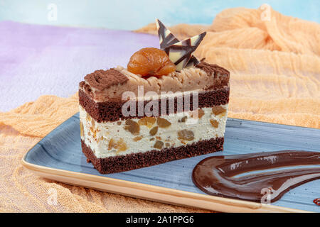 Schokolade Kastanie Dessert mit Pistazien Pulver. /Kestane Sekeri Stockfoto
