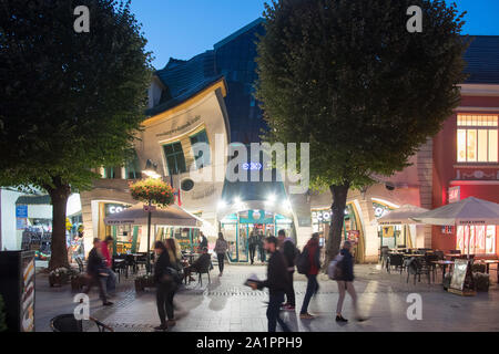 Krzywy Domek (Schief kleines Haus) und Fußgängerzone Helden von Monte Cassino Straße (ulica Bohaterow Monte Cassino Monciak) in Sopot, Polen. Septe Stockfoto