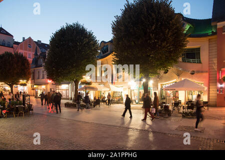 Krzywy Domek (Schief kleines Haus) und Fußgängerzone Helden von Monte Cassino Straße (ulica Bohaterow Monte Cassino Monciak) in Sopot, Polen. Septe Stockfoto