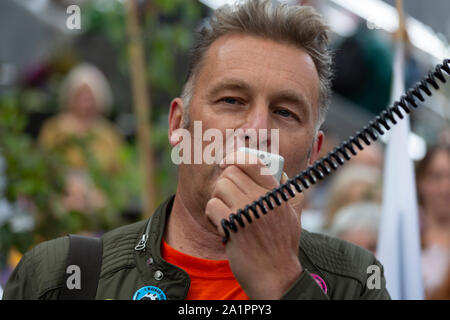 London, Großbritannien. 28. September 2019. Sender und Wildlife expert Chris Packham CBE nimmt an Wald und Tierwelt Protest außerhalb Euston Hauptbahnhof. Stockfoto