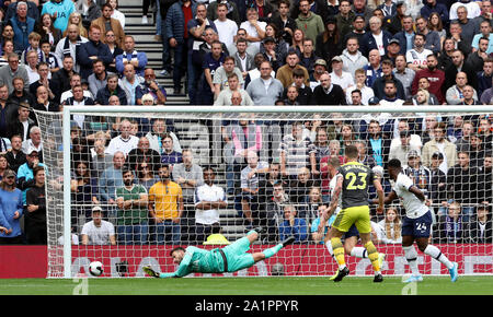 Tottenham Hotspur Torhüter Hugo Lloris macht eine Speichern während der Premier League Match an der Tottenham Hotspur Stadium, London. Stockfoto