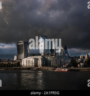 Unheilvolle Wolken hängen über der Stadt von London. Stockfoto