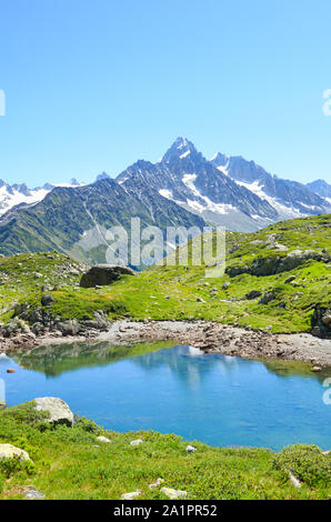 Gletscher, See Lac de Cheserys Cheserys in der Nähe von Chamonix-Mont-Blanc in den Französischen Alpen. Alpensee mit schneebedeckten Bergen im Hintergrund. Frankreich Berg, Tour du Mont Blanc Trail. Erstaunliche Landschaften. Stockfoto