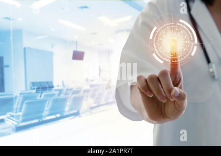 Finger der Hand von Frau Doktor mit Stethoskop Zeiger berühren virtuellen Bildschirm Schnittstelle Schaltfläche mit verschwommenes Bild der wartenden Lobby im Krankenhaus Stockfoto