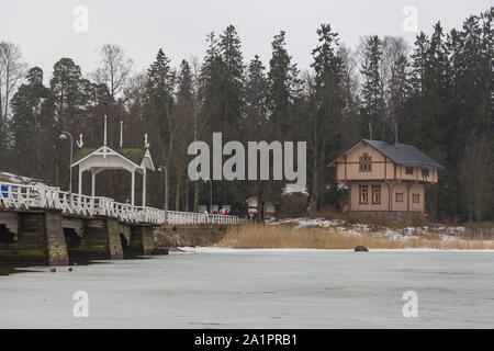 Helsinki, Finnland - 01 März 2015: hölzerne Brücke, die das Festland mit der Insel Seurasaari. Wald und See im Winter Saison. Stockfoto