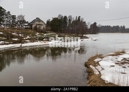 Helsinki, Finnland - 01 März 2015: Holzhäuser auf seurasaari Insel. Element des Open-air Museum, Ulkomuseo. Winter Saison. Stockfoto