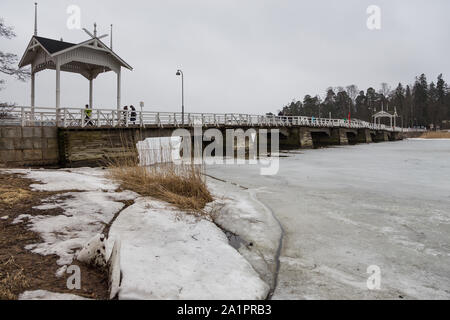 Helsinki, Finnland - 01 März 2015: hölzerne Brücke, die das Festland mit der Insel Seurasaari. Wald und See im Winter Saison. Stockfoto