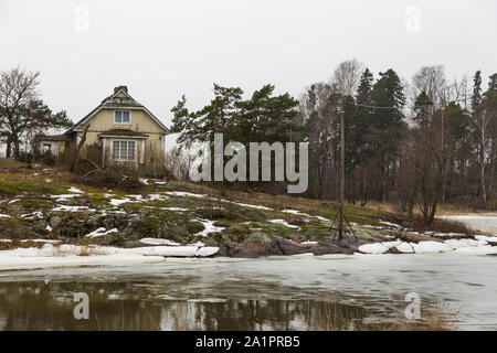 Helsinki, Finnland - 01 März 2015: Holzhäuser auf seurasaari Insel. Element des Open-air Museum, Ulkomuseo. Winter Saison. Stockfoto