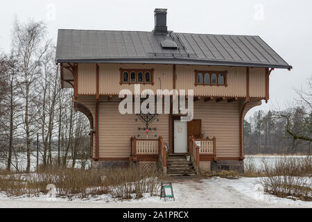 Helsinki, Finnland - 01 März 2015: Holzhäuser auf seurasaari Insel. Element des Open-air Museum, Ulkomuseo. Winter Saison. Stockfoto