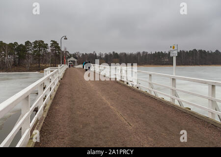 Helsinki, Finnland - 01 März 2015: hölzerne Brücke, die das Festland mit der Insel Seurasaari. Wald und See im Winter Saison. Stockfoto