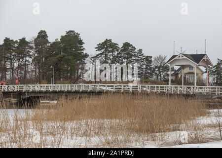 Helsinki, Finnland - 01 März 2015: hölzerne Brücke, die das Festland mit der Insel Seurasaari. Wald und See im Winter Saison. Stockfoto