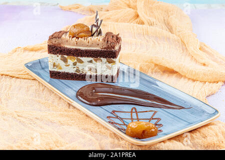 Schokolade Kastanie Dessert mit Pistazien Pulver. /Kestane Sekeri Stockfoto