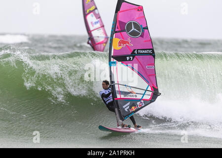 Westerland, Deutschland. 28 Sep, 2019. Arthur Arutkin aus Frankreich surft vor einer Welle Wand. Die besten Windsurfer der Welt treffen vom 27.09.2019 bis 06.10.2019 für die 36 Weltcup vor der Nordseeinsel Sylt. Credit: Frank Molter/dpa/Alamy leben Nachrichten Stockfoto