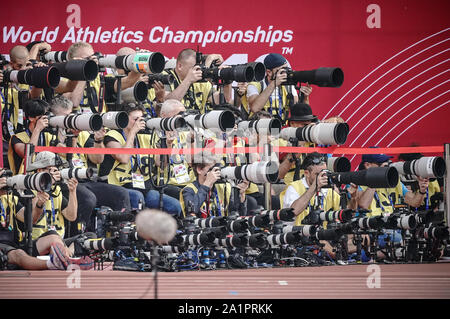 Doha, Katar. 28 Sep, 2019. Athletik, Weltmeisterschaft, Wm, Khalifa International Stadium: Fotografen haben die 100 m der Frauen im Blick. Quelle: Michael Kappeler/dpa/Alamy leben Nachrichten Stockfoto